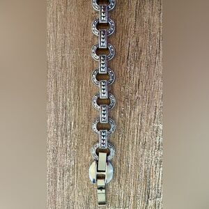 Women’s metal bracelet chain link detail with clasp